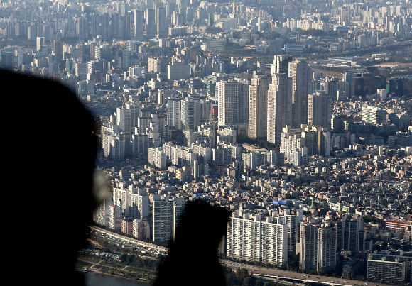 금융감독원의 '부동산 대출규제 위반 의심거래 점검 현황'에 따르면 규제 위반 대출액은 최근 3년여간 330억원을 웃돌았다. 사진은 서울 송파구 롯데월드타워 전망대 서울스카이에서 바라본 서울 시내의 모습./사진=뉴스1