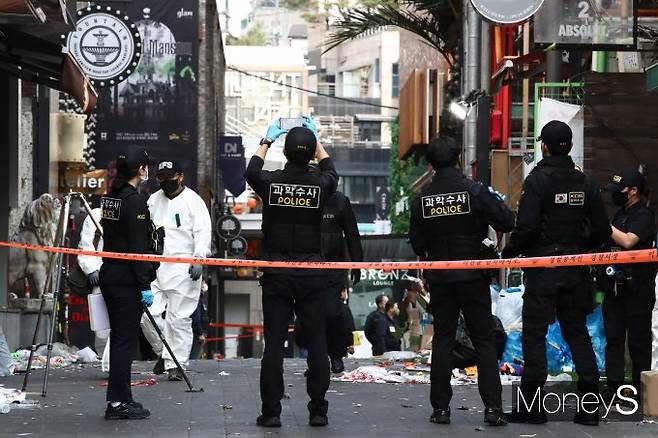 이란 외교부 나세르 칸아니 대변인이 이태원 참사와 관련한 한국 정부의 관리 방법을 비판했다. 사진은 이태원 참사 현장 감식에 나선 경찰과 국과수의 모습. /사진=장동규 기자