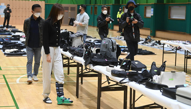 남겨진 슬픔 : 이태원 핼러윈 참사 발생 나흘째인 1일 오전 서울 용산구 원효로 다목적실내체육관에 마련된 사고 유실물센터에서 왼쪽 다리에 깁스를 한 부상자가 유실물을 찾고 있다. 문호남 기자