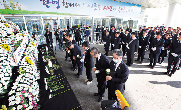 1일 오전 광주시청 시민의 숲에 마련된 이태원 참사 합동분향소에서 시청, 시의회, 교육청 공무원들이 헌화하고 있다. [연합]