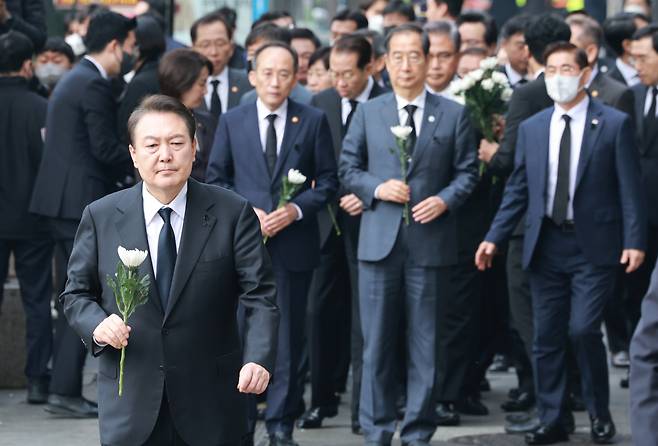 윤석열 대통령이 1일 서울 용산구 이태원역 1번 출구 앞 참사 추모 공간을 방문, 헌화를 위해 이동하고 있다. [연합]