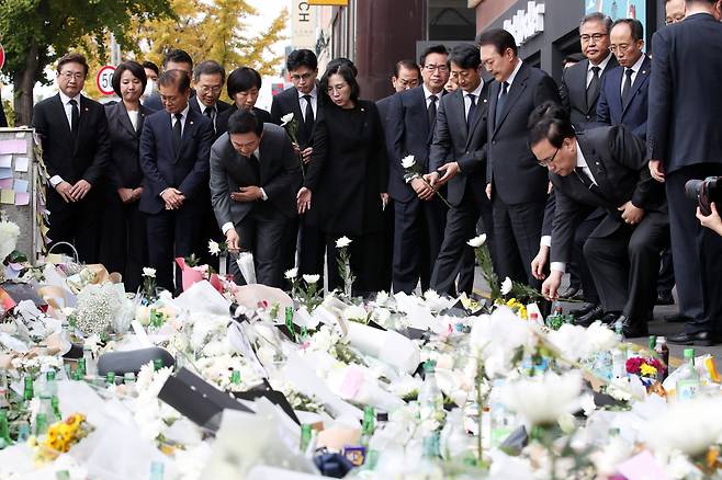 [사진=윤석열 대통령과 한덕수 국무총리 등 국무위원들이 1일 서울 용산구 이태원역 1번 출구 앞 이태원 참사 추모 공간을 방문, 헌화하고 있다.][연합]