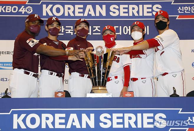 [인천=뉴시스] 고승민 기자 = 31일 인천 문학종합경기장 그랜드 오스티엄에서 열린 2022 KBO 한국시리즈 미디어데이에서 키움 히어로즈, SSG 랜더스 감독과 선수들이 모든 순서를 마친 후 트로피와 기념촬영하고 있다. 왼쪽부터 키움 푸이그, 이정후, 홍원기 감독, SSG 김원형 감독, 최정, 한유섬. 2022.10.31. kkssmm99@newsis.com