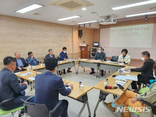 [강진=뉴시스]강진군은 최근 시문학파기념관 세미나실에서 다산·영랑 동상 이전에 관한 간담회를 가졌다고 1일 밝혔다.