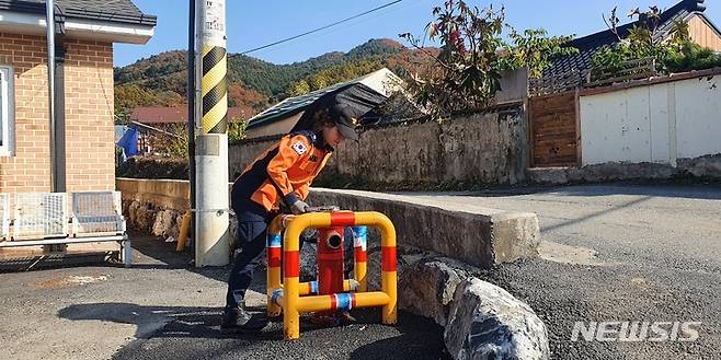 양평지역 소화전 확대 설치 작업 모습. (사진= 양평소방서 제공)