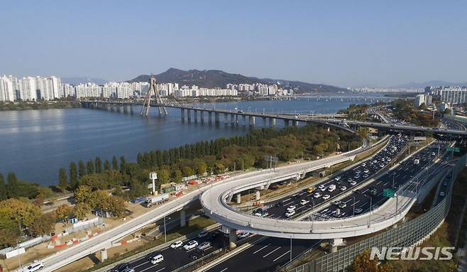 [서울=뉴시스] 권창회 기자 = 서울시가 올림픽대교 남단IC에 U턴 연결램프를 신설해 오늘 낮 12시부터 개통한다고 밝혔다. 새 램프를 이용하면 올림픽대교에서 내려와 올림픽대로 하남 방향으로 바로 진입할 수 있고, 올림픽대로 김포방향에서 유턴 램프를 타고 강동대로로 진입할 수 있다. 사진은 31일 오전 서울 올림픽대교 남단에 신설된 유턴 연결램프. 2022.10.31. kch0523@newsis.com