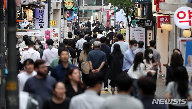 [서울=뉴시스] 서울 중구 명동거리에서 직장인들이 점심식사를 위해 이동하고 있는 모습. 2022.06.09. (뉴시스DB)