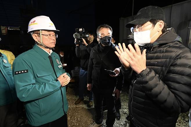 [안동=뉴시스] 이철우 경북지사가 지난달 31일 밤 봉화 광산 고립자 가족들과 대화하고 있다. (사진=경북도 제공) 2022.11.01 *재판매 및 DB 금지