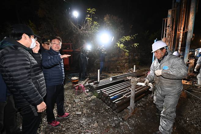 [안동=뉴시스] 이철우 경북지사가 지난달 31일 밤 봉화 광산 매몰현장의 시추작업을 점검하고 있다. (사진=경북도 제공) 2022.11.01 *재판매 및 DB 금지