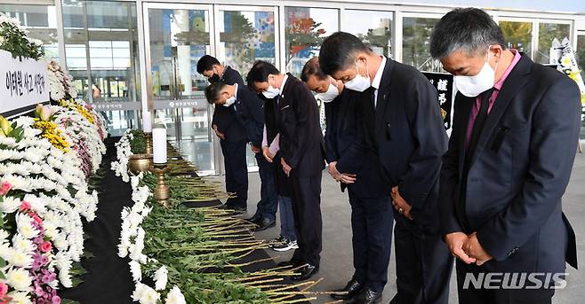 [광주=뉴시스] 변재훈 기자 = 1일 오후 광주 서구 치평동 광주시청에 마련된 이태원 사고 사망자 합동분향소에서 추모 시민들이 헌화를 마치고 묵념하고 있다. 2022.11.01. wisdom21@newsis.com