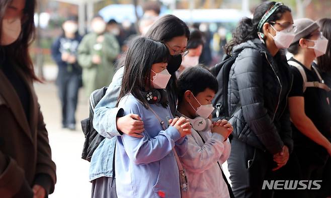 [서울=뉴시스] 추상철 기자 = 1일 오전 서울 중구 서울광장에 마련된 이태원 사고 사망자 합동분향소에서 시민이 아이와 함께 조문하고 있다. 2022.11.01. scchoo@newsis.com