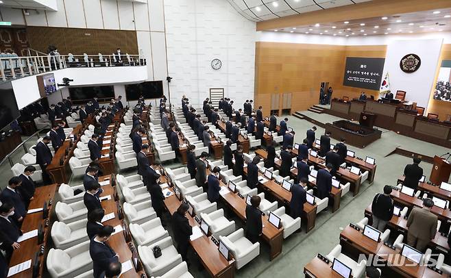 [서울=뉴시스] 김진아 기자 = 오세훈 서울시장과 서울시의원들이 1일 오후 서울시의회 본회의장에서 열린 제315회 정례회 제1차 본회의에 앞서 '이태원 압사 참사' 희생자들에 대한 묵념을 하고 있다. 2022.11.01. bluesoda@newsis.com