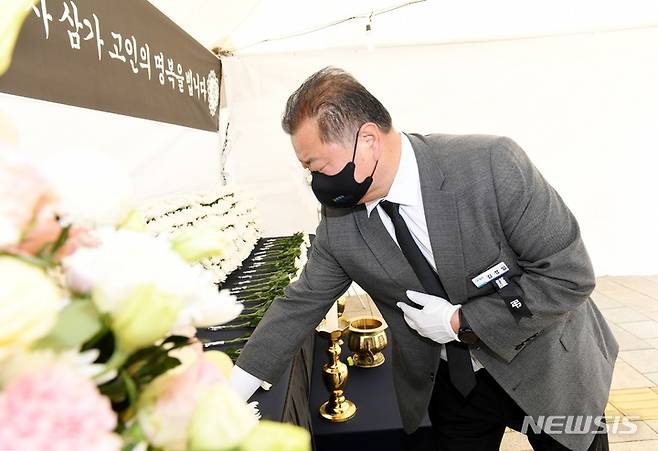 경기 파주시 운정복지센터 공연장 입구에 설치한 '이태원 참사' 관련 희생자 합동분향소 찾은 김경일 파주시장.(사진=파주시 제공)