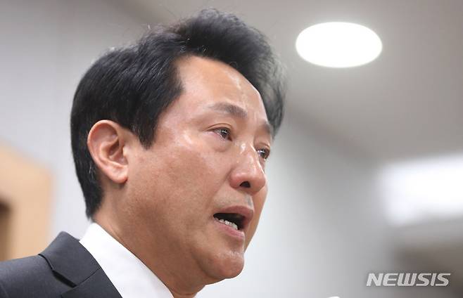 [서울=뉴시스] 추상철 기자 = 오세훈 서울시장이 1일 오후 서울 중구 서울시청 브리핑룸에서 '이태원 사고'관련 입장발표를 하며 눈물을 흘리고 있다. 2022.11.01. scchoo@newsis.com