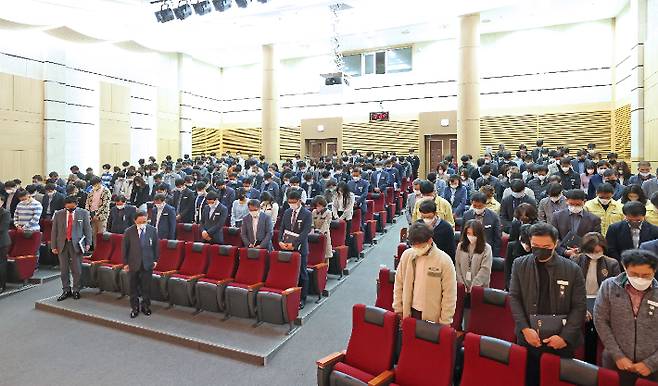 1일 심민 임실군수는 직원 300여 명이 참석한 가운데 청원조회를 열고 이태원 사고 희생자에 대한 묵념과 애도의 시간을 갖는 자리를 마련했다. 임실군 제공