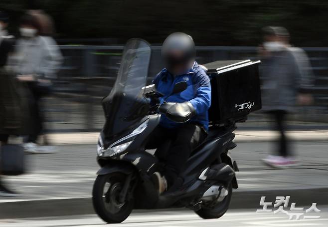 서울시내 운행 중인 오토바이 모습. 황진환 기자