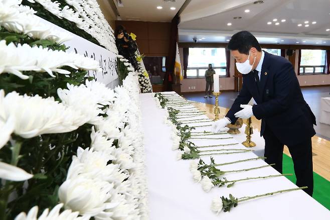 권혁열 강원도의회 의장이 31일 강원도청 별관에 마련된 '이태원 참사 희생자 합동분향소'를 찾아 조문하고 있다. 강원도의회 제공