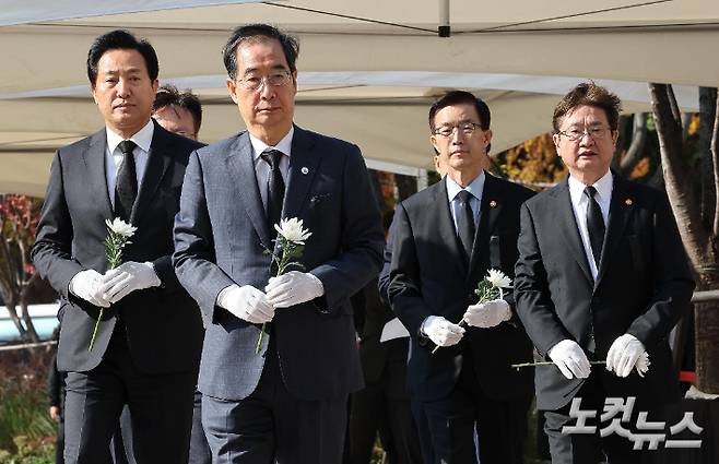 한덕수 국무총리, 오세훈 서울시장 등 정부관계자들이 지난달 31일 서울광장에 마련된 '이태원 핼러윈 참사' 합동분향소를 찾아 조문하고 있다. 박종민 기자