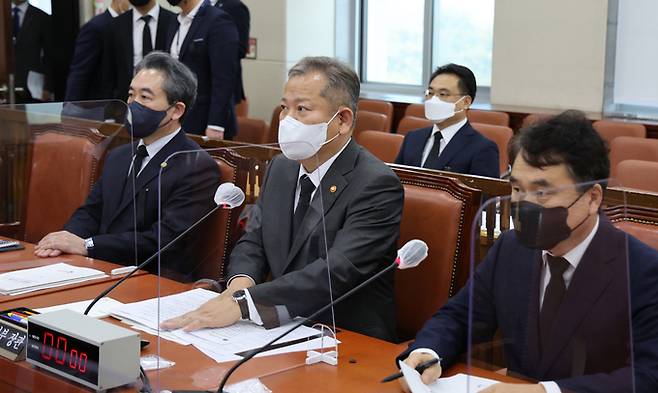 이상민 행정안전부 장관이 1일 오후 국회에서 열린 행정안전위원회 전체회의에 출석해 있다. 연합뉴스