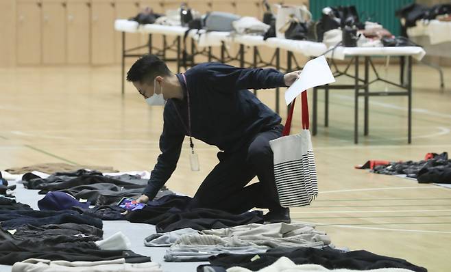 1일 오후 서울 용산 원효로 다목적 실내체육관에 마련된 이태원 사고 관련 유실물 센터에서 경찰들이 유실물을 관리하고 있다.   뉴시스