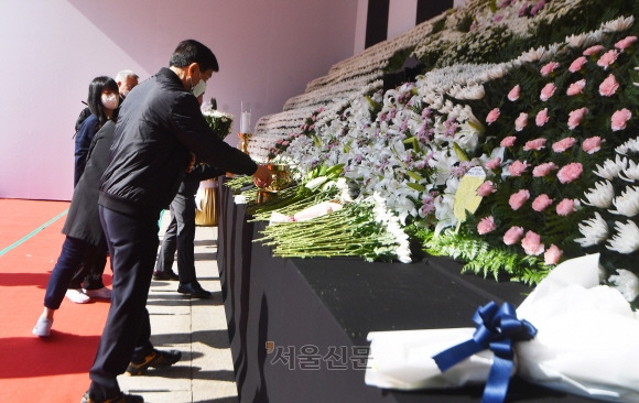 31일 시민들이 서울광장에 마련된 이태원 압사 참사 사망자 합동분향소를 방문해 조문하고 있다. 2022.10.31 안주영 전문기자