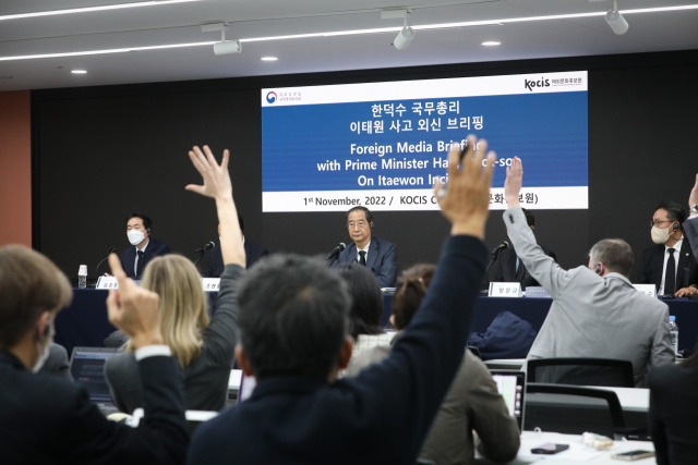 한덕수 국무총리가 1일 오후 서울 중구 프레스센터에서 열린 '이태원 사고' 관련 외신기자 간담회에서 기자들의 질문을 받고 있다. /사진제공=총리실