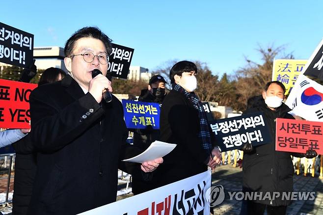 지난 1월 '부정선거와의 전쟁선포식' 기자회견하는 황교안 전 국무총리 [연합뉴스 자료사진. 재판매 및 DB 금지]