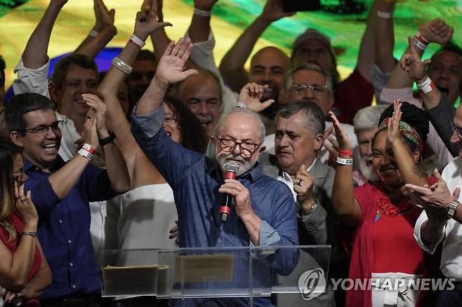 브라질 대선 결선 승리 후 축하받는 룰라 전 대통령 (상파울루 AP=연합뉴스) 브라질 대선 결선투표에서 승리한 루이스 이나시오 룰라 다시우바 전 대통령(가운데)이 30일(현지시간) 상파울루에서 축하를 받고 있다. 이날 치러진 결선투표에서 룰라 후보는 자이르 보우소나루 현 대통령에 신승을 거뒀다. 룰라 당선인은 2003∼2010년 대통령직을 연임한 데 이어 이번에 또 당선돼 브라질 역사상 처음으로 대통령 3선에 성공했다. 2022.10.31 ddy04002@yna.co.kr