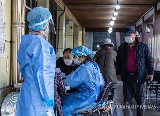 코로나19 검사받는 시민들 [연합뉴스 자료사진]