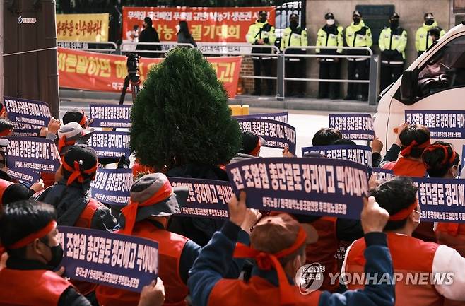 정리해고 철회 촉구하는 푸르밀 노조 [연합뉴스 자료사진]