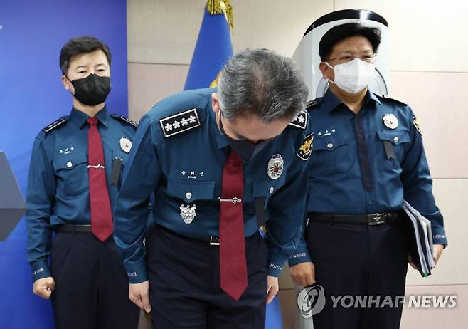 고개 숙인 윤희근 경찰청장 (서울=연합뉴스) 김인철 기자 = 윤희근 경찰청장이 1일 서울 서대문구 경찰청에서 '이태원 참사'와 관련해 대국민 사과를 하고 있다. 2022.11.1 yatoya@yna.co.kr