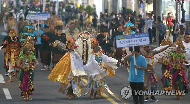 중앙로 상점가 일대서 펼쳐진 탐라문화제 퍼레이드 [연합뉴스 자료사진]