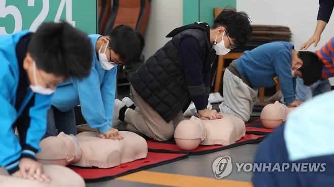 '생명을 살리는 손길' (대구=연합뉴스) 김현태 기자 = 1일 대구 달서구 성지초등학교에서 2학년 학생들이 교내 안전 체험 교실에서 심폐소생술(CPR) 교육을 받고 있다. 2022.11.1 mtkht@yna.co.kr