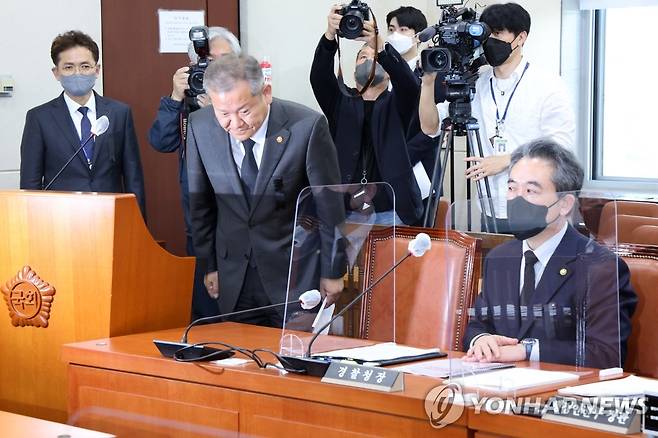 이태원 참사 현안 보고 마친 이상민 장관 (서울=연합뉴스) 이정훈 기자 = 이상민 행정안전부 장관이 1일 오후 국회에서 열린 행정안전위원회 전체회의에서 이태원 참사와 관련해 현안 보고를 마치고 인사하고 있다. 오른쪽은 윤희근 경찰청장. 2022.11.1 uwg806@yna.co.kr