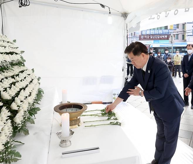 광명시, 합동분향소 설치   (광명=연합뉴스) 경기 광명시는 이태원 참사 사망자에 대한 애도와 명복을 기원하기 위해 철산동 이천일아울렛 앞(철산역 2번 출구)에 합동분향소를 설치했다고 1일 밝혔다. 박승원 광명시장이 헌화하는 모습. 2022.11.1 [광명시 제공. 재판매 및 DB 금지] hedgehog@yna.co.kr