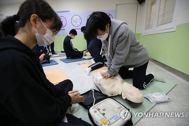 심폐소생술 체험해보는 대전 문지중 학생들 (대전=연합뉴스) 강수환 기자 = 1일 오후 대전 119시민체험센터 생활응급체험장에서 대전 문지중학교 학생들이 심폐소생술을 체험하고 있다. 2022.11.1 swan@yna.co.kr