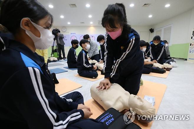 심폐소생술 체험해보는 대전 문지중 학생들 (대전=연합뉴스) 강수환 기자 = 1일 오후 대전 119시민체험센터 생활응급체험장에서 대전 문지중학교 학생들이 심폐소생술을 체험하고 있다. 2022.11.1 swan@yna.co.kr