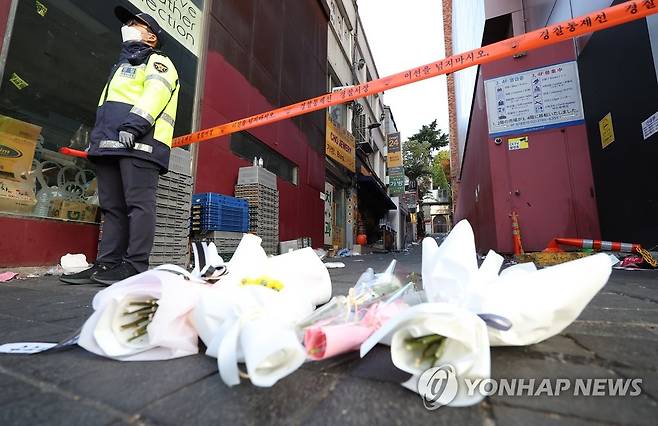 출입 통제된 사고 현장 (서울=연합뉴스) 김도훈 기자 = 31일 오전 서울 용산구 이태원 '핼러윈 인파' 압사 사고 현장 출입이 통제되고 있다. 2022.10.31 superdoo82@yna.co.kr