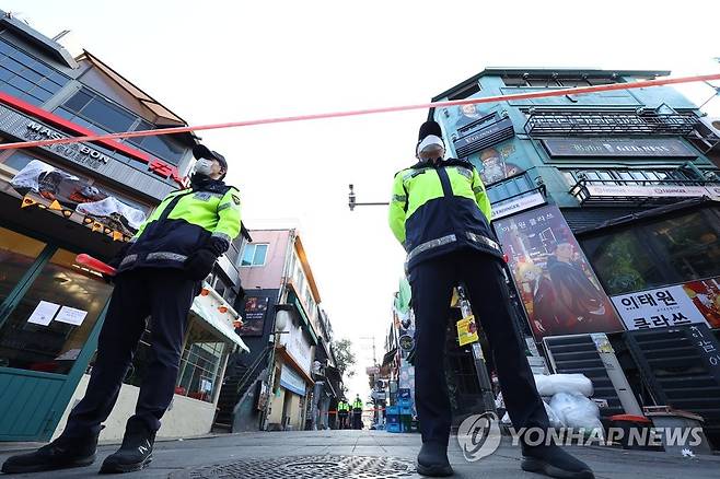 출입통제된 사고현장 (서울=연합뉴스) 김도훈 기자 = 31일 오전 서울 용산구 이태원 '핼러윈 인파' 압사 사고 현장 출입이 통제되고 있다. 2022.10.31 superdoo82@yna.co.kr