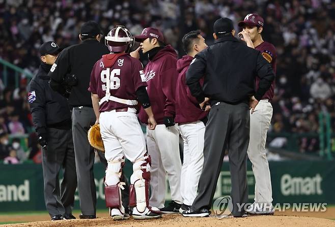 손가락 부상으로 교체되는 키움 안우진 (인천=연합뉴스) 김인철 기자 = 1일 인천 SSG 랜더스필드에서 열린 2022 KBO리그 한국시리즈 1차전 키움 히어로즈와 SSG 랜더스의 경기. 3회말 2사 키움 선발 안우진이 손가락 부상으로 교체되고 있다. 2022.11.1 yatoya@yna.co.kr