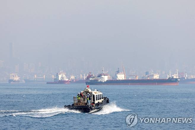 보스포루스 해협의 곡물 수출선 검사 위해 출항한 공동조정센터 선박 [로이터 연합뉴스 자료사진. 재판매 및 DB 금지]