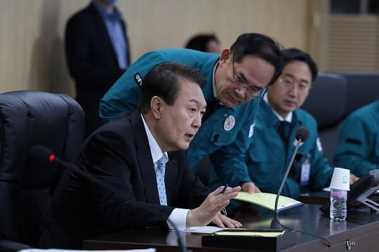 윤석열 대통령이 2일 서울 용산 대통령실 국가위기관리센터에서 북한의 탄도미사일 발사 관련 긴급 국가안전보장회의를 주재하고 있다. 사진=뉴시스