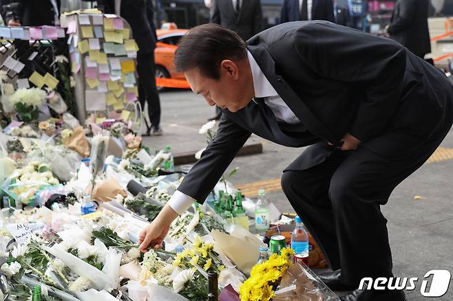 윤석열 대통령이 1일 오전 서울 용산구 이태원역 1번 출구에 마련된 이태원 핼러윈 압사 참사 추모공간을 찾아 헌화하고 있다. (대통령실 제공) 2022.11.1/뉴스1 ⓒ News1 오대일 기자