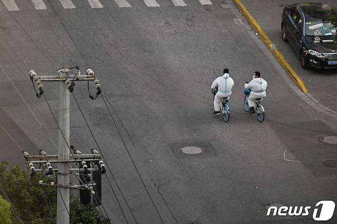 지난 4월 코로나19 전면 봉쇄령이 내려진 중국 상하이의 텅 빈 거리. ⓒ AFP=뉴스1 ⓒ News1 우동명 기자