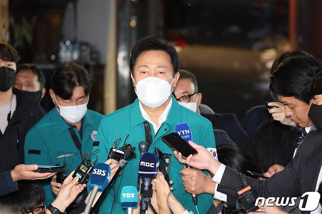 오세훈 서울시장이 30일 오후 서울 용산구 이태원 압사 사고 현장을 방문해 취재진의 질문에 답하고 있다. 이태원 압사 사고로 발생한 인명피해는 이날 현재 사망 153명, 부상자는 103명이다. 2022.10.30/뉴스1 ⓒ News1 이동해 기자