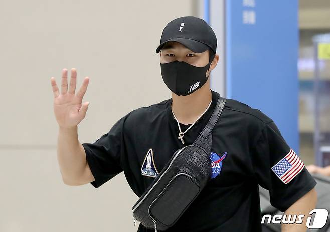 미국 메이저리그(MLB) 2년차 시즌을 마친 김하성(샌디에이고 파드리스)이 2일 새벽 인천국제공항 2터미널을 통해 귀국한 뒤 취재진을 향해 손을 들어보이고 있다. 2022.11.2/뉴스1 ⓒ News1 장수영 기자