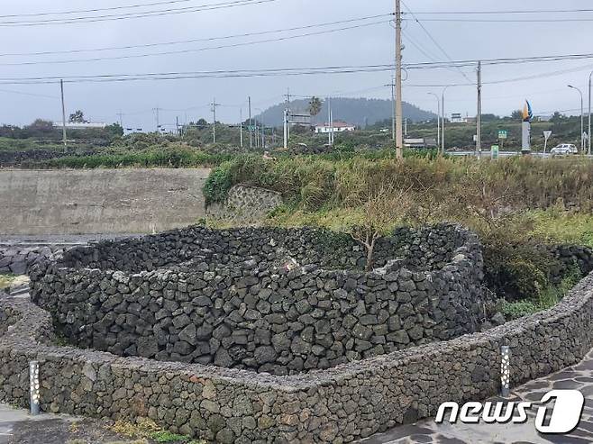 제주시 구좌읍 김녕리 김녕항 일원에 위치한 ‘김녕리 서문하르방당’이 제주특별자치도 향토유형유산으로 지정됐다. 이는 돌미륵 신당의 대표적 원형으로, 보존상태가 매우 뛰어나 경관적 가치, 학술적 가치 등이 높은 것으로 평가받았다.(제주도 제공)2022.11.2/뉴스1 ⓒ News1 홍수영 기자