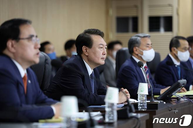 윤석열 대통령이 4일 오후 용산 대통령실 청사에서 열린 북한의 중거리 탄도미사일(IRBM) 발사 관련 긴급 국가안전보장회의(NSC) 상임위원회에 참석해 있다. (대통령실 제공) 2022.10.4/뉴스1 ⓒ News1 오대일 기자