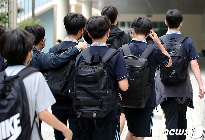 25일 오전 서울 서대문구 인왕중학교에서 학생들이 등교하고 있다. 2022.8.25/뉴스1 ⓒ News1 이광호 기자