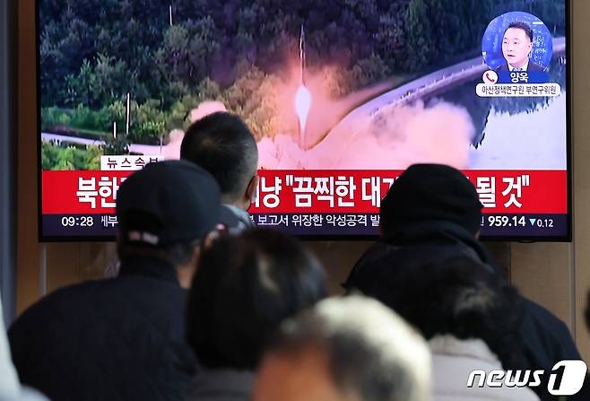 2일 오전 서울역 대합실에서 시민들이 북한의 동해상 탄도미사일 발사 관련 뉴스를 시청하고 있다. 2022.11.2/뉴스1 ⓒ News1 이동해 기자